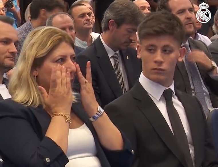 La madre de Arda Güler totalmente emocionada.