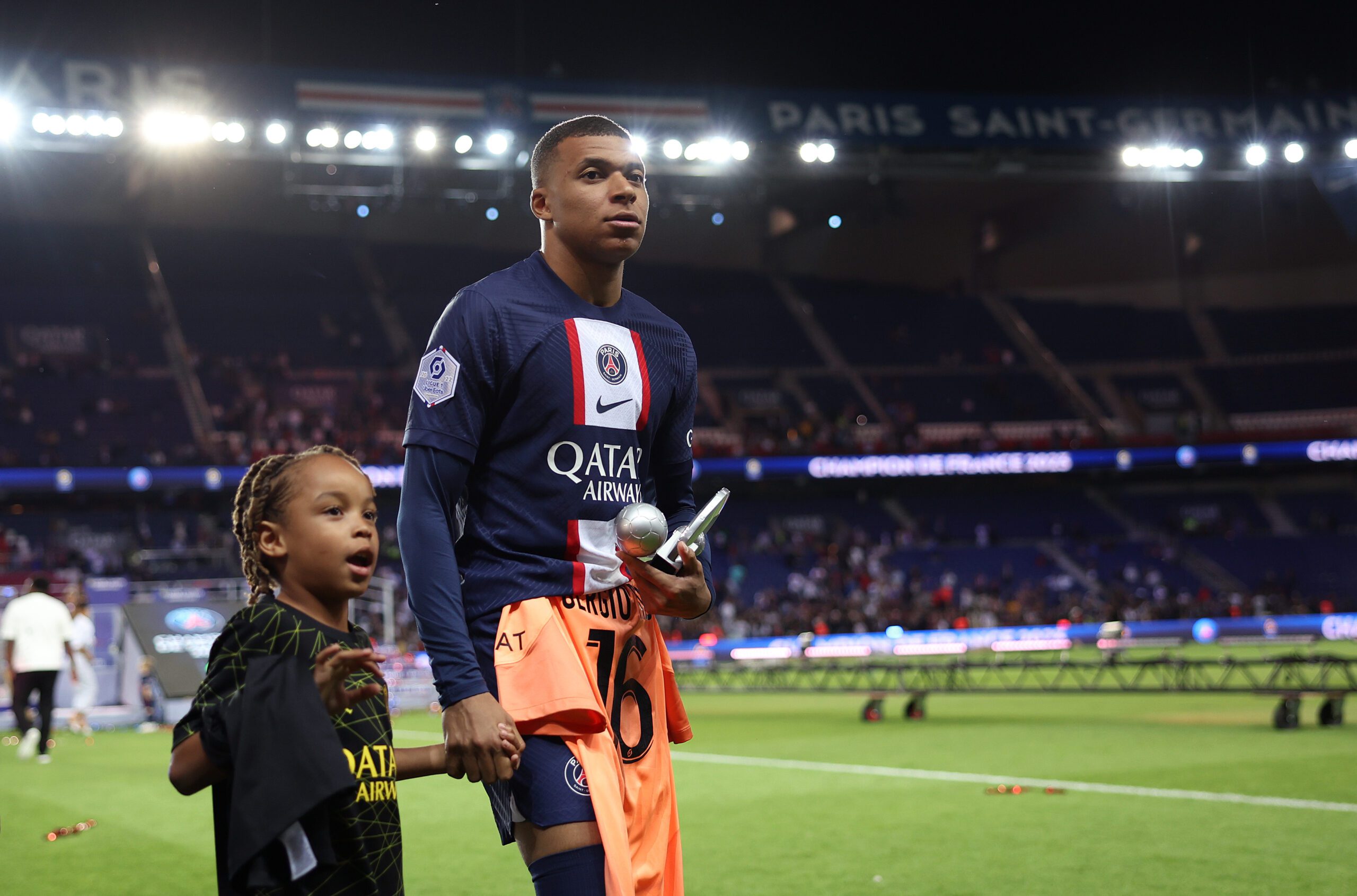 PSG no descarta dejar como suplente a Mbappé. Foto: Getty Images.