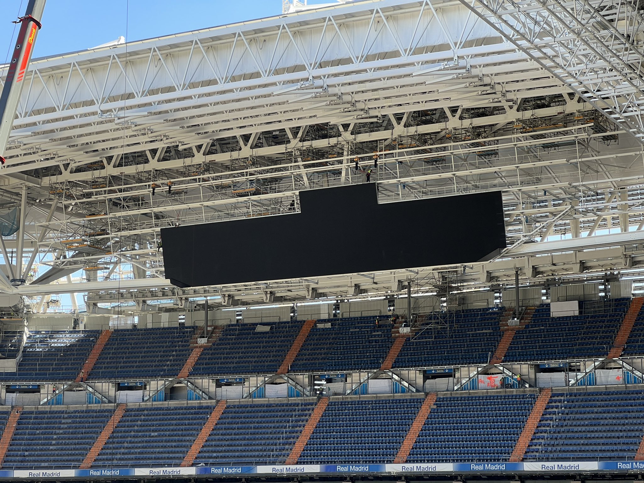 Se está terminando de instalar la pantalla 360 en el Bernabéu.