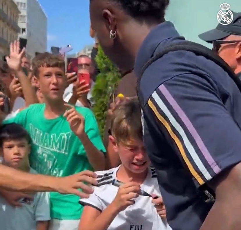 La emocionante imagen de Vinicius Jr. con un fanático. Foto: Getty Images.