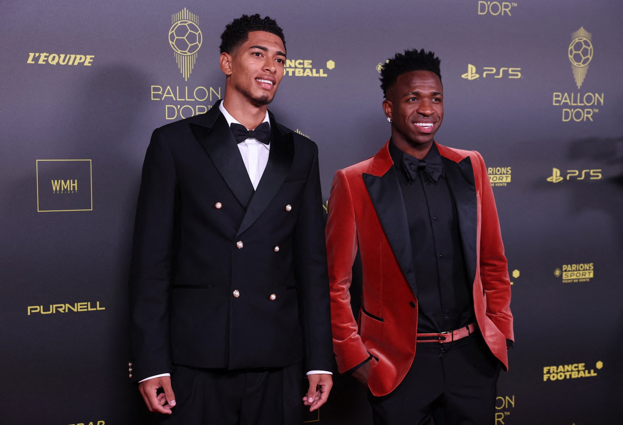 Los looks de Vinicius y Bellingham en la gala del Balón de Oro.