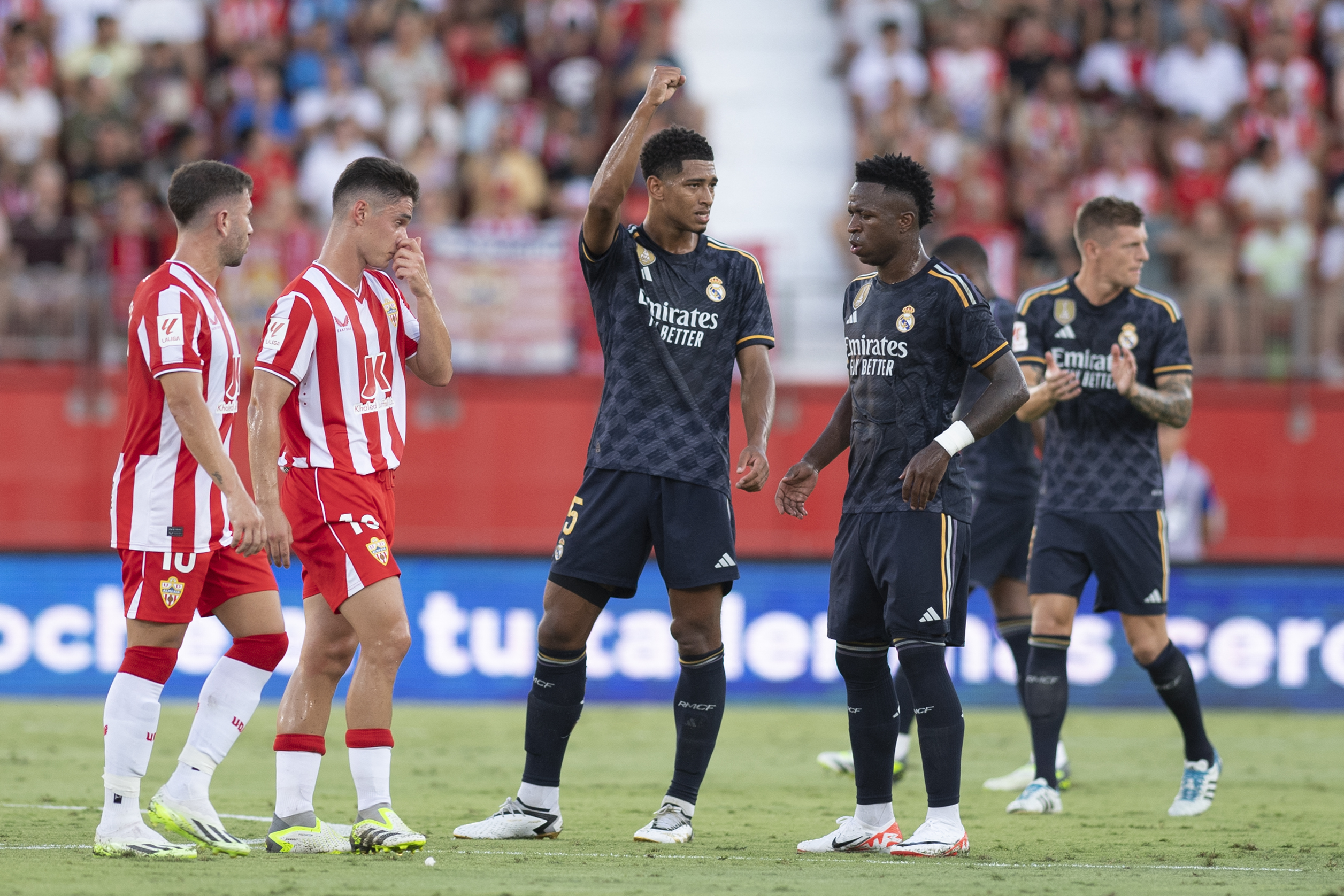Bellingham y Vinicius en lo más alto. Foto: Getty Images.