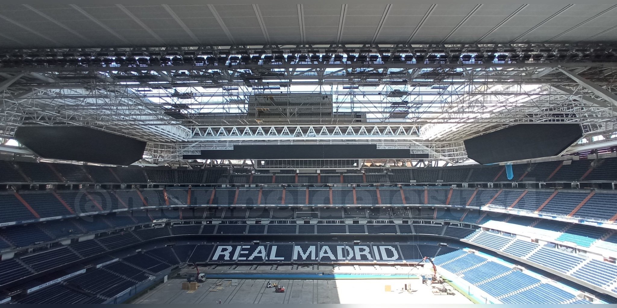 Sigue la instalación de la pantalla 360 en el Santiago Bernabéu.