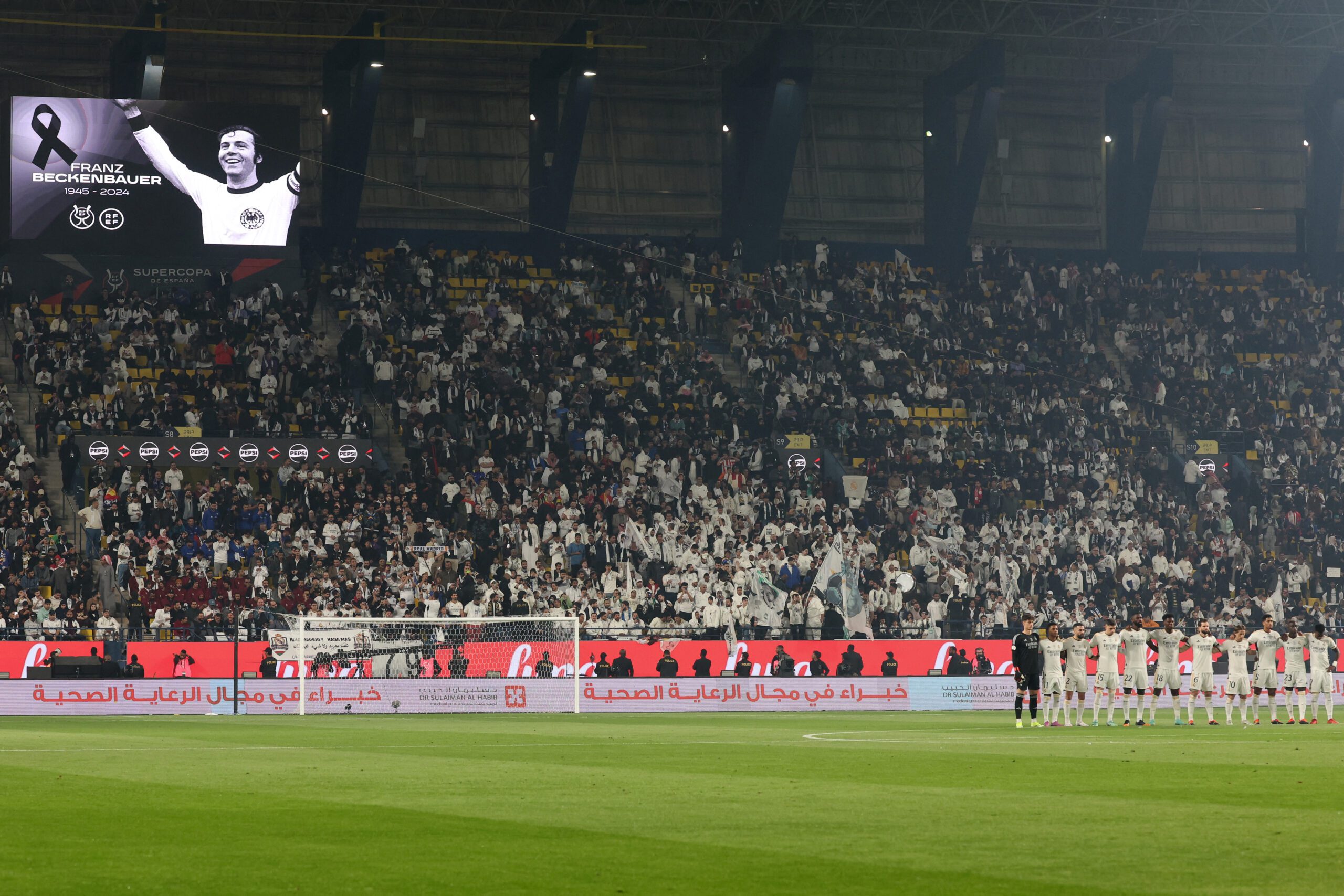 En Arabia silbaron el homenaje a Beckenbauer. Foto: Getty Images.