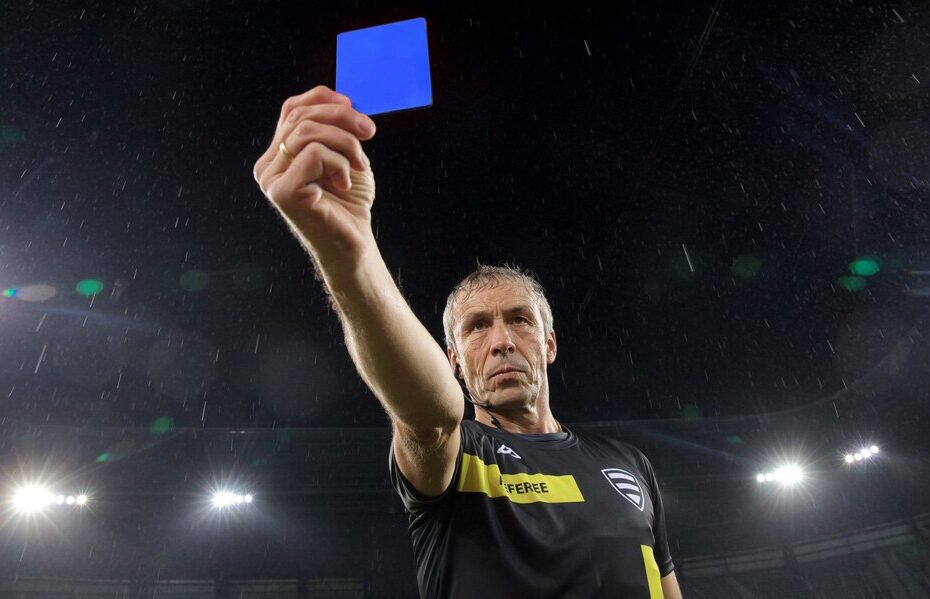 La tarjeta azul llegaría al fútbol.