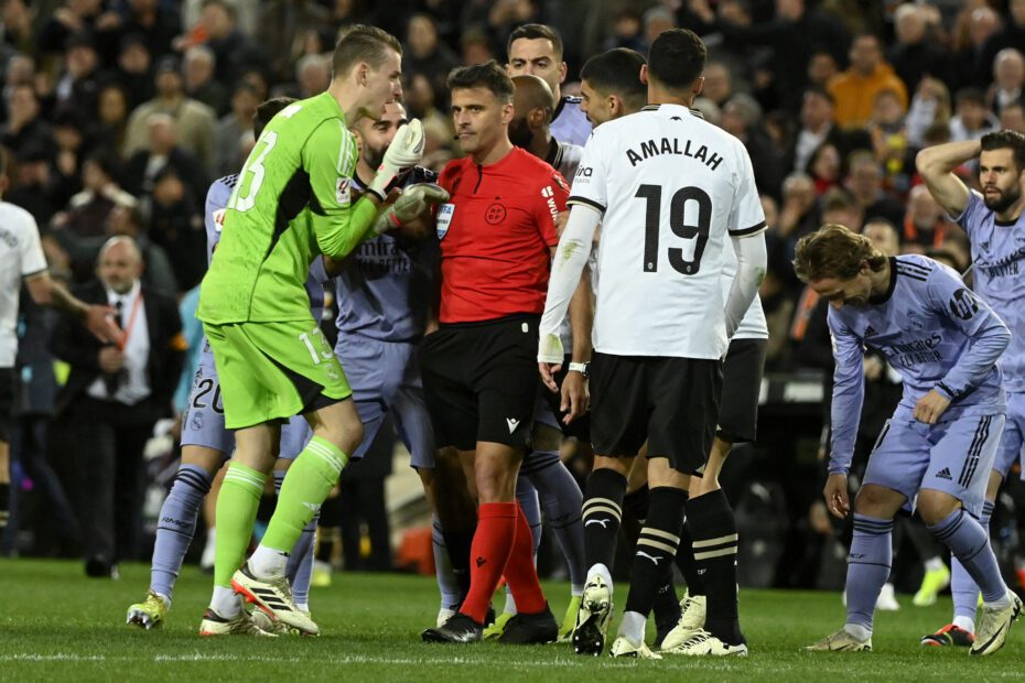 Gil Manzano fue suspendido. Foto: Getty Images.