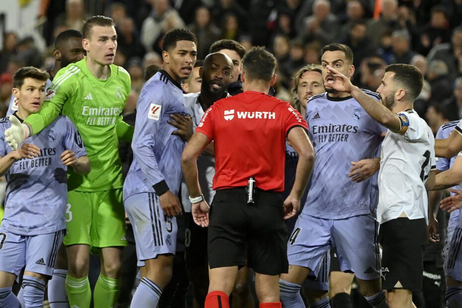 Carvajal salió a defender a Gil Manzano. Foto: Getty Images.