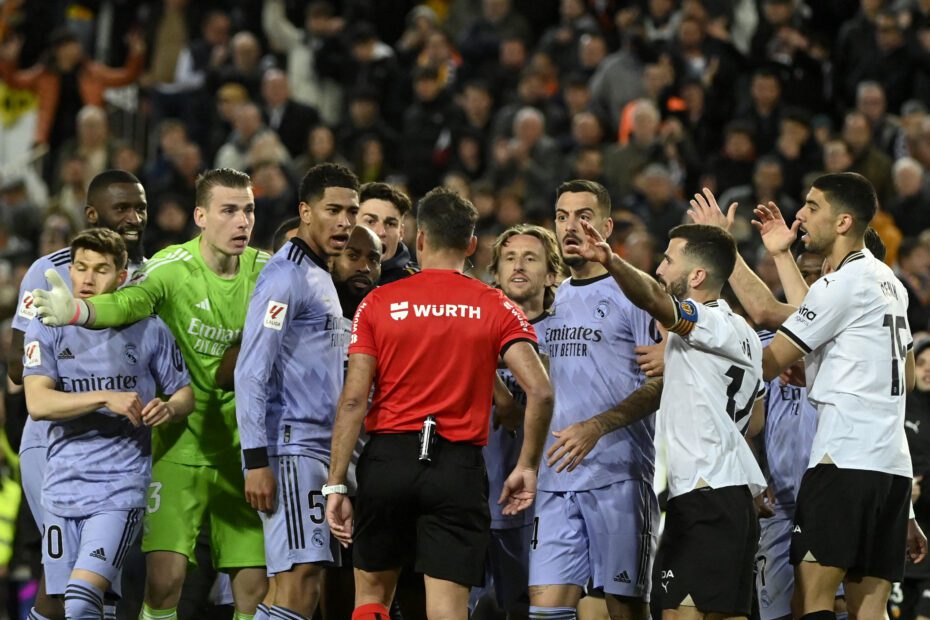 Gil Manzano sabe que se equivocó. Foto: Getty Images.
