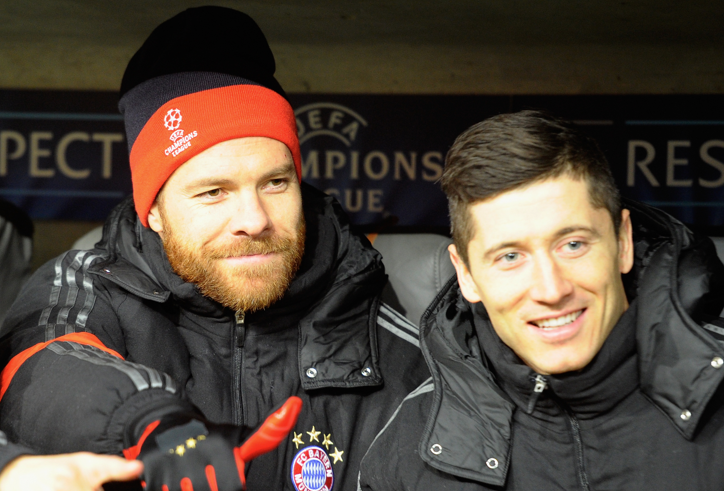 Lewandowski y Xabi Alonso. Foto: Getty Images.